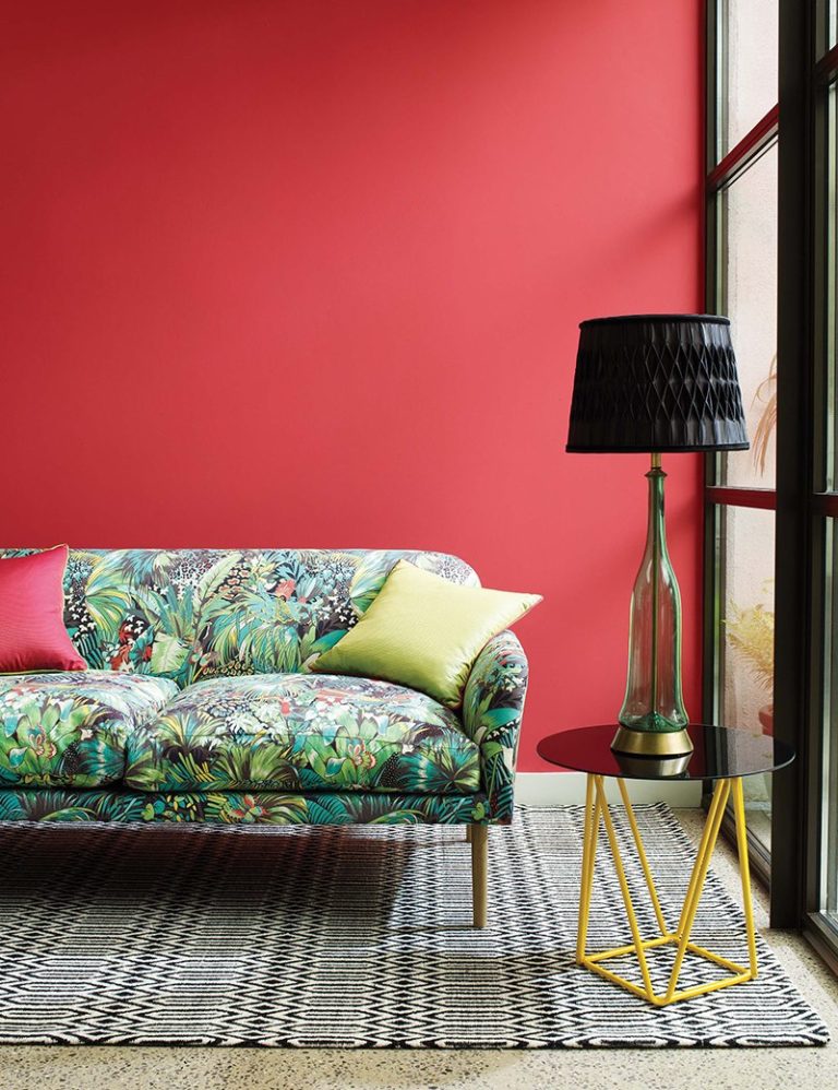 Design e decorazione di un soggiorno grigio-rosso