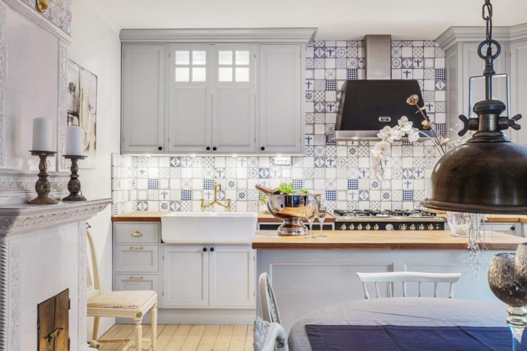 Kitchen backsplash in the french country style: varieties, selection, beautiful ideas